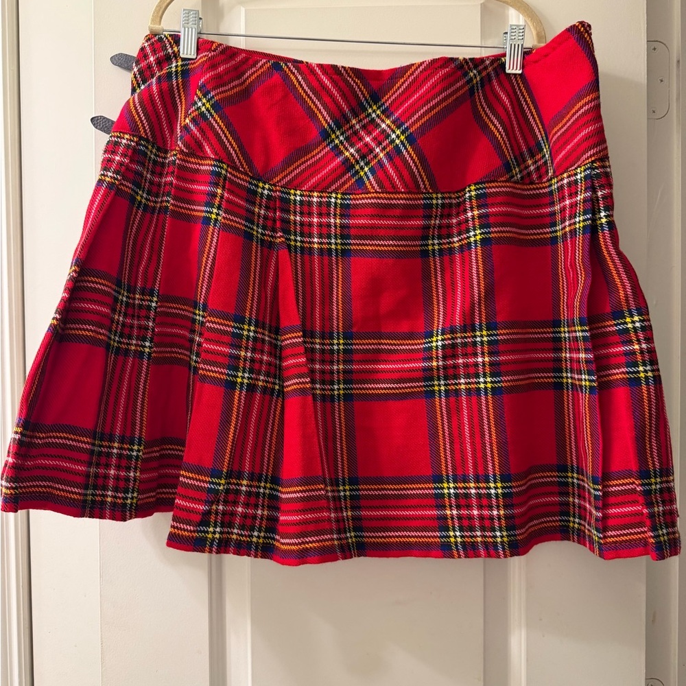 Stylish Red Plaid Mini Skirt with Buckle Details - Picture 2 of 2